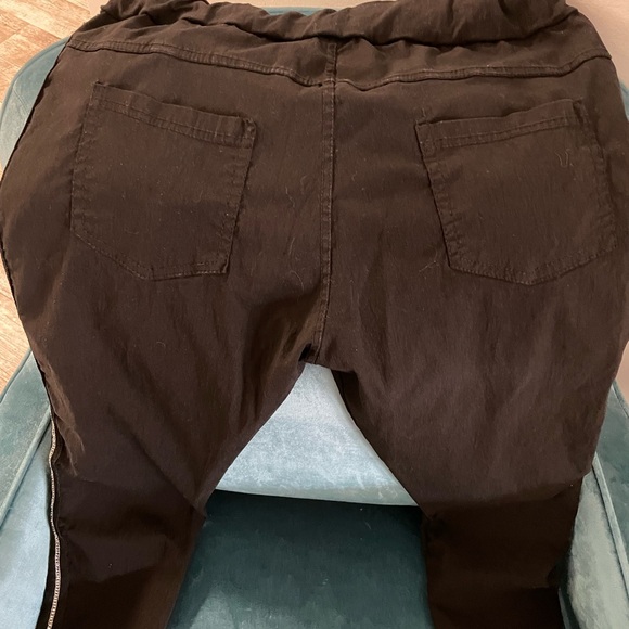 ✨ Venti6 Black Pants with Gemstone Detail - Size Medium ✨ - Picture 4 of 6